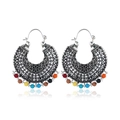 Vista macro di orecchini boho con filigrana in argento antico e perline colorate miste - Multicolore Argento Antico (WEH361)