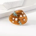 Dettaglio della spilla a conchiglia con smalto arancione, perle e corallo azzurro - Oro d'imitazione arancione (WR1172)