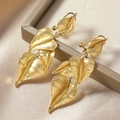 Dettaglio di orecchini a foglia d'oro con texture spazzolata su sfondo di seta - Stile Pendente Multi-foglia Oro (WEH4938)
