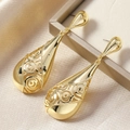 Dettaglio di orecchini pendenti placcati oro con filigrana e nappe eleganti - Stile Goccia d'Acqua in Filigrana Oro (WEH4939)