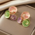 Orecchini floreali in smalto a tre colori su espositore in raso color champagne - Stile Smalto a Spirale Tricolore (WEH4973)