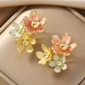 Orecchini a tre fiori pastello rosa, giallo e blu con eleganti dettagli dorati - Stile Bottone a Fiore Tricolore (WEH4980)