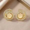 Dettaglio orecchini a spirale dorati con cristalli lucidi su tessuto di seta - Stile Strass a Spirale Oro (WEH4990)