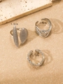 Detaillierte Ansicht von drei silbernen verstellbaren Ringen mit Perlen und Blattstrukturen - Silberne Blatt-Ring-Kollektion (WR1035)
