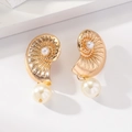 Pendientes de concha dorada con colgantes de perlas blancas de estilo vintage - Perla Blanca Oro KC