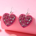 Dettaglio degli orecchini a cuore a scacchi rosa con glitter lucidi e ganci d'argento - Stile Cuore / Rosso rosa