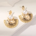 Boucles d'oreilles dorées en forme d'éventail avec perles et texture martelée - Hammered Fan Pearl