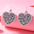 Dettaglio di orecchini a cuore in acrilico con motivo a scacchi e paillettes argento - Stile Cuore / Grigio