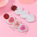 Vista detallada de pendientes de corazón de acrílico de 6,5 cm con texto romántico - Estilo Corazón Love en Semicírculo con Purpurina Roja (WEH5786)