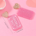 Detalle de aretes de corazón en acrílico rosa brillante con texto Love Forever - Estilo de Ticket de Corazón con Purpurina Rosa (WEH5784)