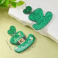 Detail van St. Patrick's Day groene acryl hoed oorbellen met feestelijke tekst - Ierse Hoed & Klaver Glitter Stijl (WEH5930)