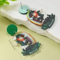 Detailweergave van St. Patrick's Day acryl oorbellen met Ierse kabouter en regenboog - Ierland Leprechaun & Klaver Stijl (WEH5928)