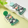 Detail van St. Patrick's Day acryl oorbellen met Leprechaun en afmetingen van 5,2 cm lang - Ierland Leprechaun & Schaap Stijl (WEH5934)