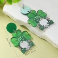 Macro-opname van St. Patrick's Day acryl oorbellen met gnoom en afmetingen van 4,8 cm - Gnome met Hoed & Klaver Stijl (WEH5931)