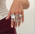 Ensemble de six bagues argentées avec étoiles de mer et perles pour un look superposé - Assortiment Argenté Élément Océan (M1704 Blanc K)