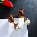 Orecchini vintage in smalto rosso e grande perla bianca con dettagli dorati - Rosso Oro Antico (WEH282)