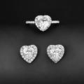 Funkelndes herzförmiges Zirkonia Schmuckset bestehend aus Ring und Halo Ohrsteckern - US 5 / Weiß
