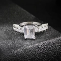 Bague élégante en argent avec zircon rectangulaire taille émeraude et pavé de pierres - US 5 / Blanc