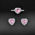 Makroaufnahme von Schmuckset mit rosa herzförmigem Zirkonia, Ring und Ohrsteckern - US 5 / Rosa