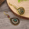 Dettaglio di orecchini boho con gemma verde a goccia e indicazione misura 6,0cm - Verde e Rosso Oro Antico (EH4539)