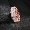 Vista macro di anello eternity oro rosa con zirconi rosa ovali e pavé di cristalli bianchi - Oro Rosa Rosa