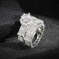 Vista macro lateral del conjunto de anillos de compromiso de plata con piedras de circonita - US 5 / Blanco