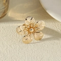 Bague dorée élégante avec fleur à cinq pétales texturée et finition polie chic - Style de Fleur Texturée à Cinq Pétales (X2379) / Or