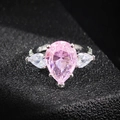 Anillo elegante de plata con piedra central rosa en forma de pera y gemas laterales - US 5 / Rosa
