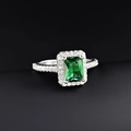 Eleganter Smaragd-Ring mit grünem Edelstein, Halo-Diamanten und Pavé-Band in Silber - US 5 / Grün