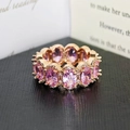 Anello eternity in oro rosa con pietre rosa ovali e accenti di micro-diamanti - Oro Rosa Rosa