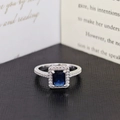 Quadratischer blauer Saphirring mit Diamant-Halo auf einer vintage Literaturkarte - US 5 / Blau