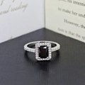 Nahaufnahme des Rings mit quadratischem schwarzem Edelstein und Diamantumrandung - US 5 / Schwarz