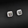 Vista macro de pendientes cuadrados de topacio aurora con borde de circonitas micropavé - Multicolor