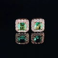 Vista macro de pendientes cuadrados de circón verde con halo de diamantes en oro rosa - Oro rosa Verde