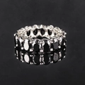 Anillo eternity brillante con circonitas negras ovaladas engastadas en banda de plata pulida - Negro