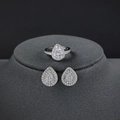 Elegante conjunto de joyas en plata con anillo de pera y pendientes a juego en soporte - Blanco / Talla 5
