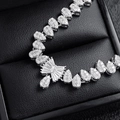 Luxuriöse Brautkette mit Zirkonia-Schleife für Hochzeiten in schwarzer Box - Weiß