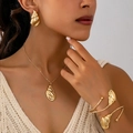 Elegantes goldenes Schmuckset mit Spiralhalskette, Ohrringen und Armband am Modell - Goldener Spiral-Meeresmuschel-Stil (t-15-t036)