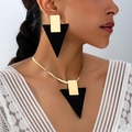 Detailsicht auf geometrisches Schmuckset mit schwarzen Dreiecken und Gold an Model - Schwarz-Gold Geometrischer Dreiecksstil (T18-1-11)