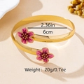 Vue détaillée du bracelet doré avec fleurs de cerisier en émail rose et dimensions - S4-3-06 bracelet jonc rose rouge