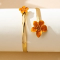 Gros plan détaillé d'un bracelet ouvert doré orné de fleurs en émail orange - Brassard orange S4-3-05