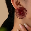 Vista detallada de pendientes de flores huecas en burdeos con pétalos de metal en capas - Rojo
