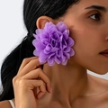 Nahaufnahme großer lila Stoffblumen-Ohrring am Model mit mehrlagigen Organza-Blüten - Lila