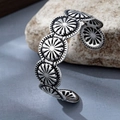 Macro-opname van een vintage zilveren open armband met gedetailleerde zonnebloem-patronen - Zon Zonnebloem Patroon (s2-5-03-2)