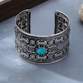 Macro detail van retro zilveren open armband met turquoise steen en etnisch snijwerk - Etnische Reliëf Turkoois Stijl (s2-5-03-4)