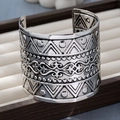 Vintage open manchetarmband van geoxideerd zilver met turkoois en geometrische gravures - Breed Geometrisch Patroon (s2-5-03-1)