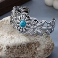 Vintage bohemien open armband met turquoise steen en bloemen gravure op zilver metaal - Opengewerkte Bloemen Turkoois Stijl (s2-5-03-3)