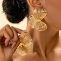 Elegante übergroße goldene Blumenohrringe mit gebürsteter Metallstruktur am Modell - Gold (E30-4-06)