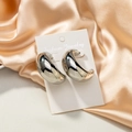 Boucles d'oreilles demi-lune argentées sur carte de présentation avec fond en soie - Argent