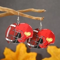 Kreative rote Rugby-Helm Ohrringe aus Holz mit Herzmuster für sportliche Damenmode - Rote Helmform